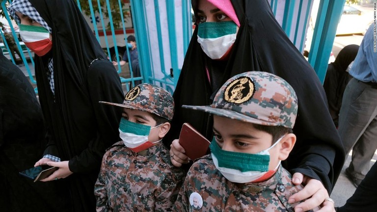 投票所を訪れる母子。子どもはイラン革命防衛隊の制服を着ている/Morteza Nikoubazl/AFP/Getty Images