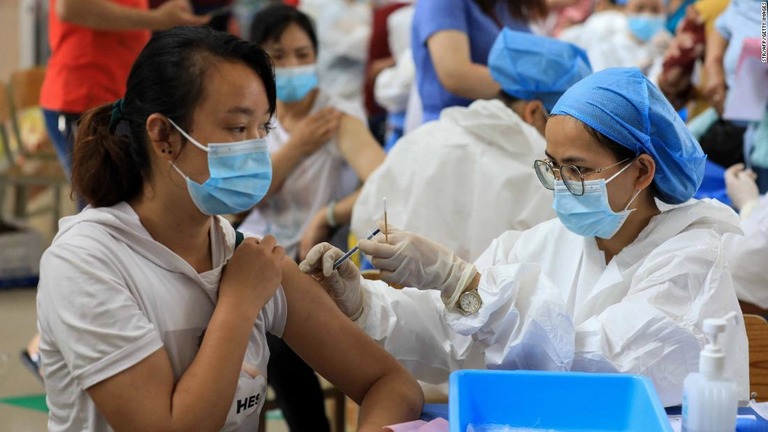 中国国内でのワクチン接種が間もなく１０億回に達する見通しとなった/STR/AFP/Getty Images