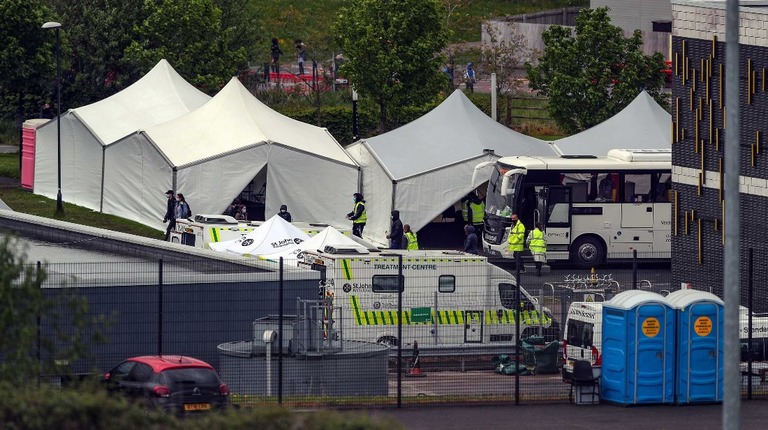 英イングランド・ボルトンに設置された移動式の新型コロナウイルス検査センター/Peter Byrne/PA Images/Getty Images