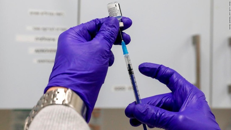 ファイザー製の新型コロナウイルスワクチンの準備をする医療従事者＝３月、エルサレム/Ahmad Gharabli/AFP/Getty Images