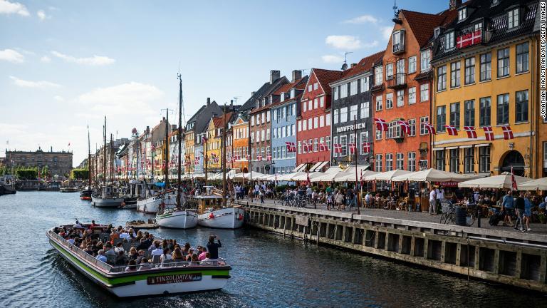 デンマークは新型コロナウイルスワクチンの接種を終えた米英などからの観光客の受け入れを再開した/Jonathan Nackstrand/AFP/Getty Images