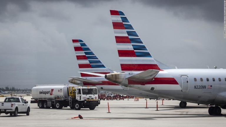 マイアミ国際空港にあるアメリカン航空の機体＝６月１６日/Eva Marie Uzcategui/Bloomberg/Getty Images