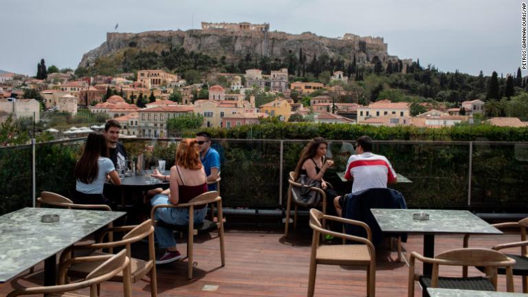 ギリシャでは５月にカフェやレストランなどの店舗での営業が再開した/Petros Giannakouris/AP
