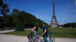 エッフェル塔を眺めるサイクリスト＝６月９日、フランス・パリ