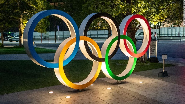 日本オリンピックミュージアム前の五輪のマーク/PHILIP FONG/AFP/AFP via Getty Images