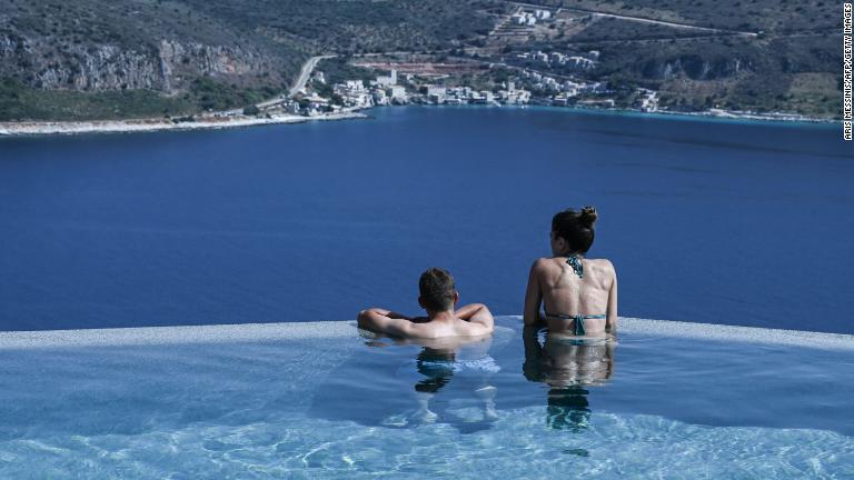 ギリシャではすべての外国人観光客が隔離措置などなしで入国できる/Aris Messinis/AFP/Getty Images