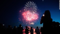 ワクチン接種率７０％を祝って打ち上げられた花火＝６月１５日、米ニューヨーク市