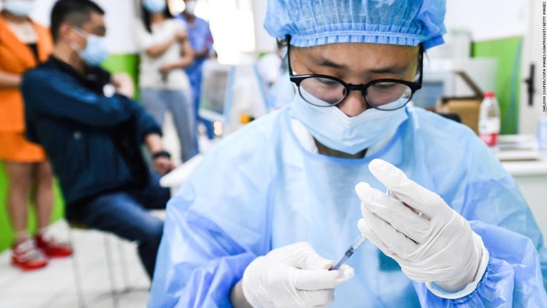 中国の安徽省阜陽市でワクチン接種の準備をする医療関係者/Sheldon Cooper/SOPA Images/LightRocket/Getty Images