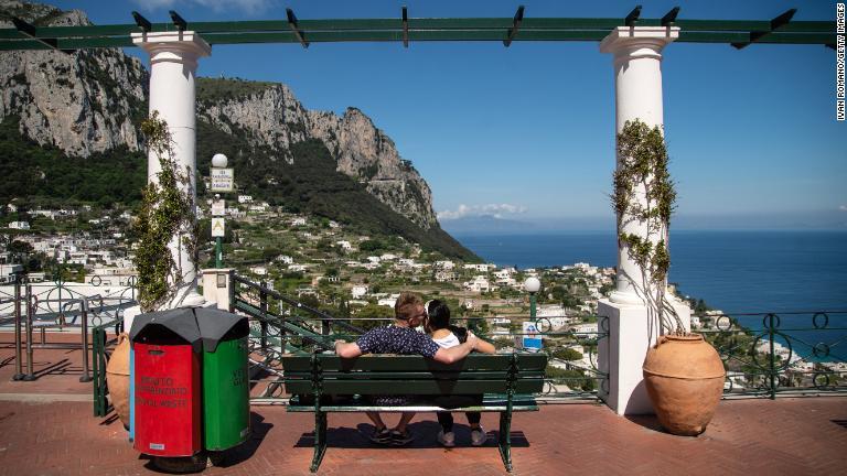 イタリアのリゾート地であるカプリ島は「コロナ・フリー」を宣言している/Ivan Romano/Getty Images