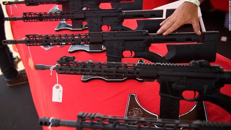 展示会に出品されたＡＲ１５型の銃器/Patrick T. Fallon/AFP/Getty Images