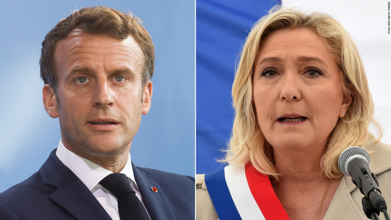 フランスのマクロン大統領（左）とルペン氏/Pool/AFP/Getty Images