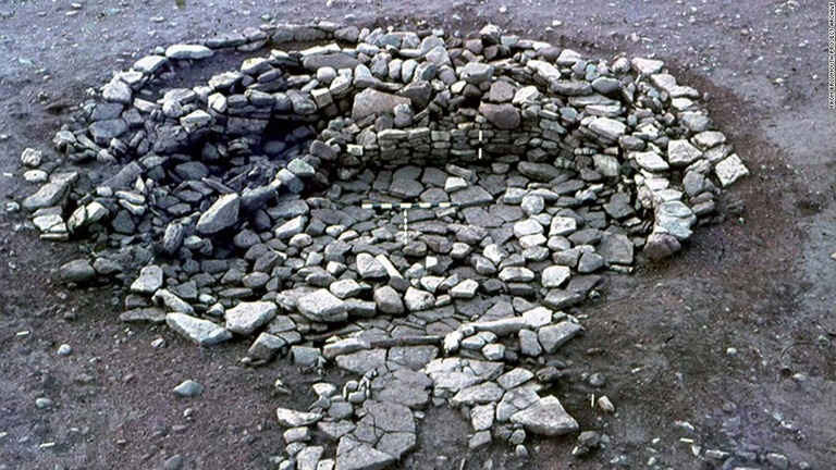 スコットランドのブロックスマスにある城塞集落跡の壁から石臼などが発見された/From Broxmouth Project Archive