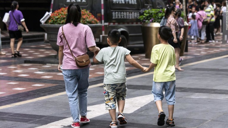 専門家からは、出生率の低下と労働人口の減少を反転させるためには「三人っ子政策」は規模が小さすぎ、時期も遅すぎたとの見方が出ている/Qilai Shen/Bloomberg/Getty Images