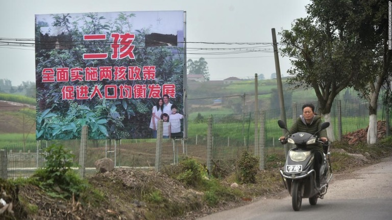 「二人っ子政策」を促す看板＝２０１７年３月/Huang zhenghua/Imaginechina/AP