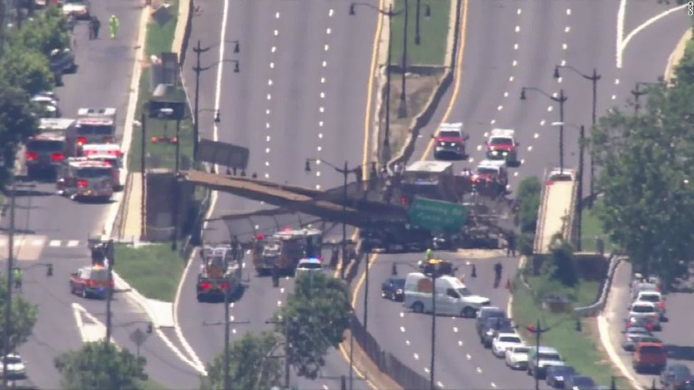 州間高速道路の歩道橋が崩落して車数台が下敷きになる事故が発生した＝２３日、米首都ワシントン/WJLA