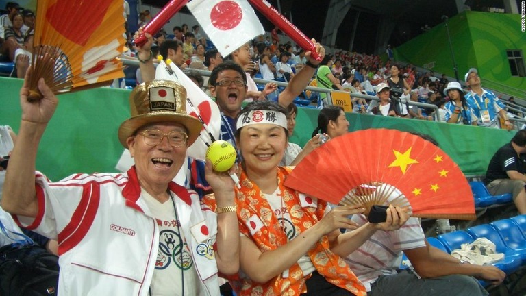 ２００８年の北京五輪を観戦する山田直稔さん（写真左）と石川恭子さん（写真右）/Kyoko Ishikawa