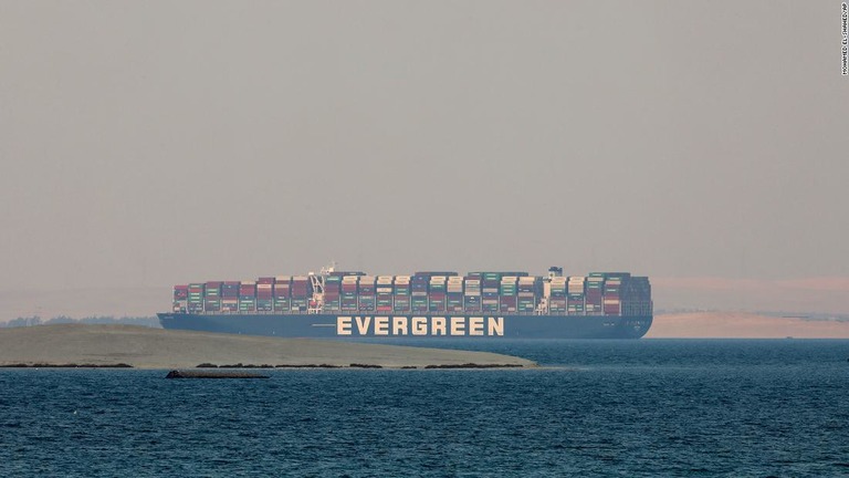 スエズ運河でのコンテナ船「エバーギブン」の座礁事故で、賠償交渉が原則合意に達した/Mohamed El-shahed/AP