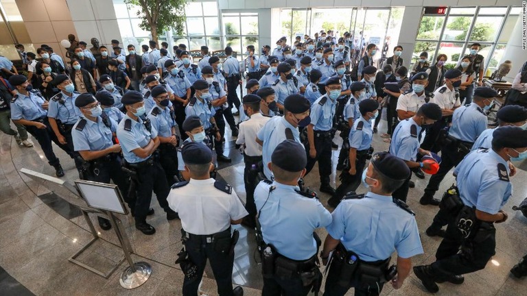 リンゴ日報の強制捜査に着手する警官＝１７日、香港/Apple Daily/Getty Images