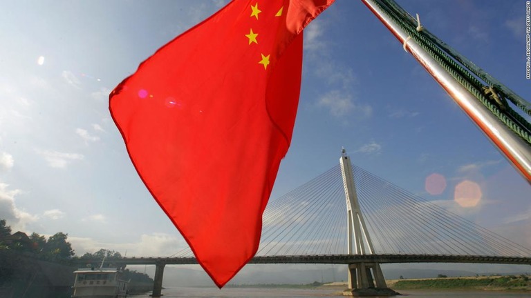 メコン川を下る船に掲げられた中国国旗/FREDERIC J. BROWN/AFP via Getty Images