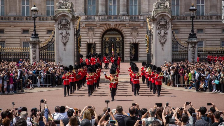 バッキンガム宮殿が職員に占める非白人の割合を８．５％と報告した/Rob Stothard/Getty Images