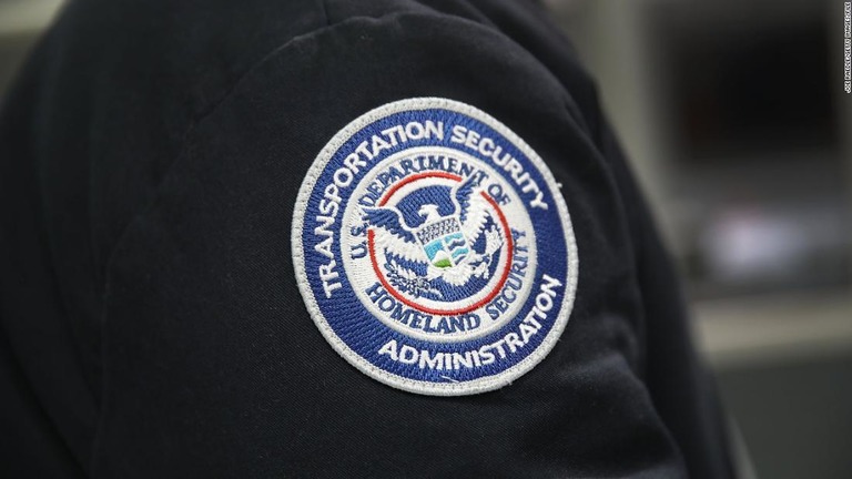 米運輸保安庁（ＴＳＡ）の職員が暴行される事件が相次いでいる/Joe Raedle/Getty Images/FILE