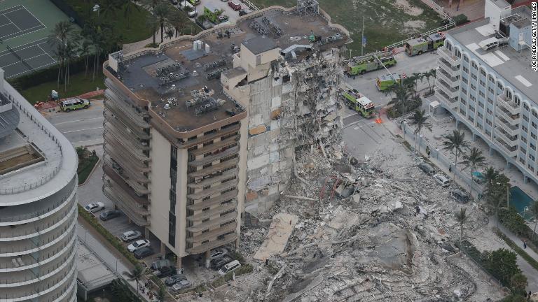 集合住宅が部分的に崩壊し、がれきの山と化した/Joe Raedle/Getty Images