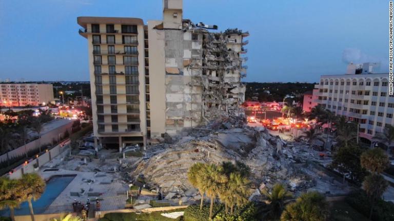 崩壊の原因は不明。サーフサイドの町長によると、屋根の工事中だったが、それが要因かはわからない/Miami-Dade Fire Rescue/SplashNews/Newscom