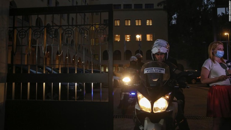 ギリシャ・アテネの修道院に駆けつけていた警官ら＝２３日/Petros Giannakouris/AP