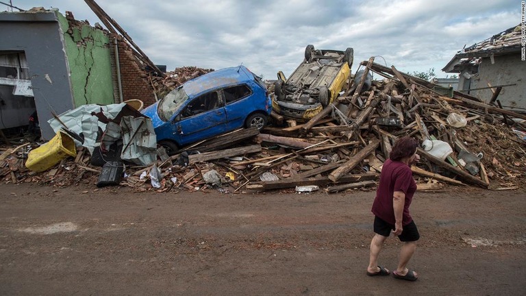 チェコで竜巻が発生し、５人が死亡した/Michal Cizek/AFP/Getty Images
