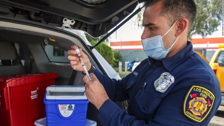 新型コロナワクチン投与の準備をするロサンゼルス市消防署の救急医療隊員/Irfan Khan/Los Angeles Times/Getty Images