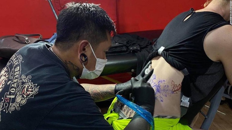 ２０年の時を経て、若気の至りのタトゥーにカバーアップを施してもらう筆者/Courtesy of All Day Tattoo