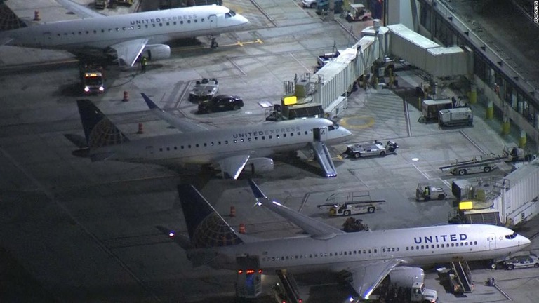 米ロサンゼルスの空港で、離陸前の旅客機から飛び降りた乗客が当局に拘束された/KCAL/KCBS