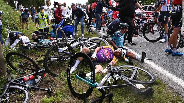 ツール・ド・フランスで次々に転倒した選手たち/Anne-Christine Poujoulat/Pool/Getty Images