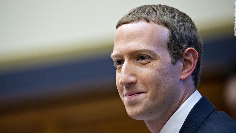 フェイスブックのザッカーバーグ最高経営責任者（ＣＥＯ）。フェイスブックに対して反トラスト法（独占禁止法）違反の疑いで訴えていた訴訟が棄却された/Andrew Harrer/Bloomberg/Getty Images