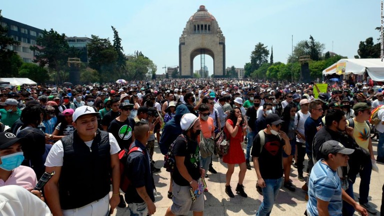 マリフアナの合法化を求める人々＝４月、メキシコ市/ALFREDO ESTRELLA/AFP/AFP via Getty Images