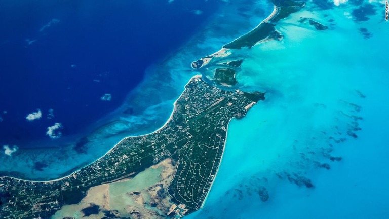 英領西インド諸島のタークス・カイコス諸島。沖合の漂流ボートから２０人の遺体が見つかった/Shutterstock
