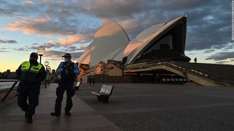 オペラハウス周辺をパトロールする警官＝２６日、オーストラリア・シドニー/Steven Saphore/Anadolu Agency/Getty Images