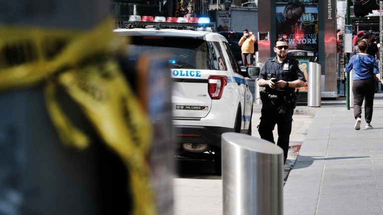 発砲事件後、タイムズスクエアをパトロールする警官＝２６日/Spencer Platt/Getty Images North America/Getty Images