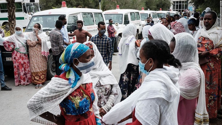 メケレ西部トゴガの病院で待つ人々。トゴガで行われたストライキで３０人が死亡した/Yasuyoshi Chiba/AFP/Getty Images