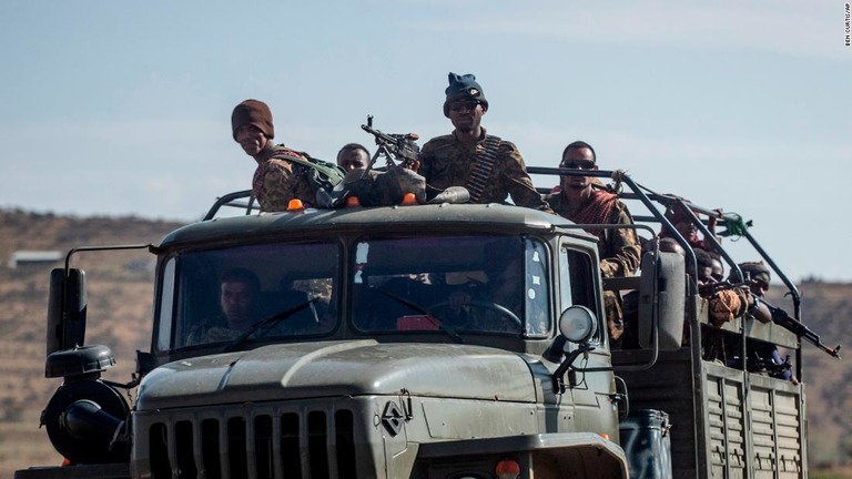 エチオピア軍の兵士ら＝５月８日、エチオピア北部ティグレ州メケレ/Ben Curtis/AP