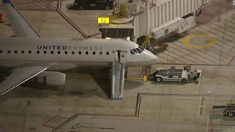米ロサンゼルスの空港で離陸前の機体から飛び降りた乗客が業務妨害で起訴された/KABC