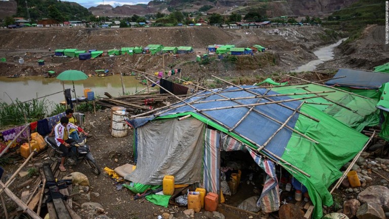 採掘場所の近くで暮らす出稼ぎ労働者＝２０２０年、ミャンマー・カチン州/Ye Aung Thu/AFP/Getty Images