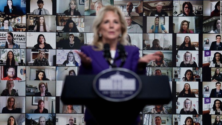 米軍兵士の家族らとオンライン会議を行うジル・バイデン米大統領夫人＝４月７日/BRENDAN SMIALOWSKI/AFP via Getty Images
