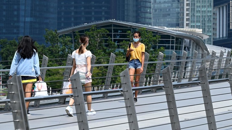 シンガポールが新型コロナとの共存に舵を切る新たな政策を提案した/Roslan Rahman/AFP/Getty Images