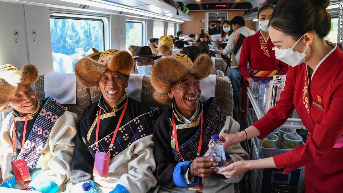 チベットに鉄道が開通したことで、中国本土の３１省全てに高速鉄道が運用されることになる/Purbu Zhaxi/Xinhua/Getty Images