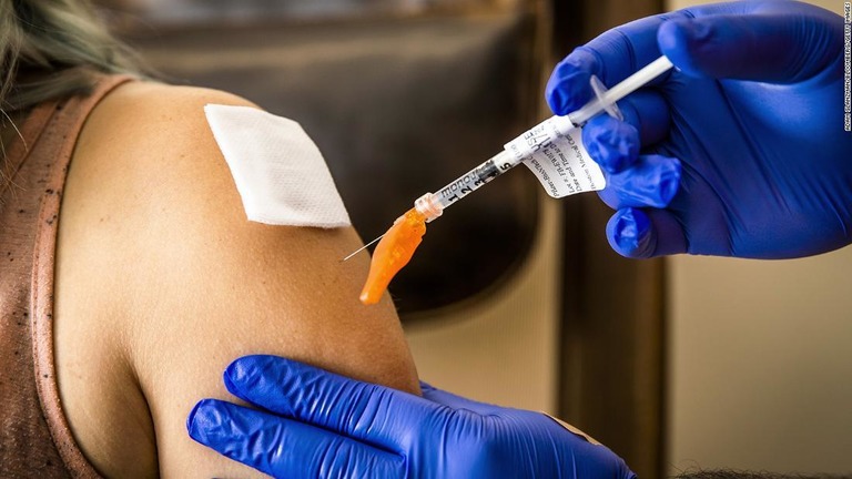 新型コロナワクチンの製造を手掛けた各社が、デルタ株への有効性について言及している
/Adam Glanzman/Bloomberg/Getty Images