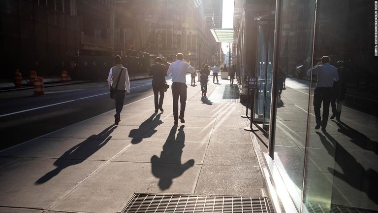 米ニューヨークのＪＰモルガン・チェース本社前を歩く人々/Michael Nagle/Bloomberg/Getty Images