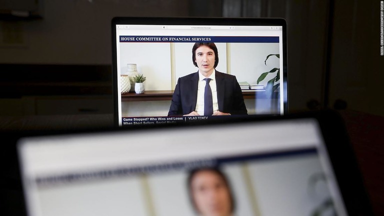 米下院金融サービス委員会の公聴会で証言するロビンフッドのテネフＣＥＯ/Daniel Acker/Bloomberg/Getty Images