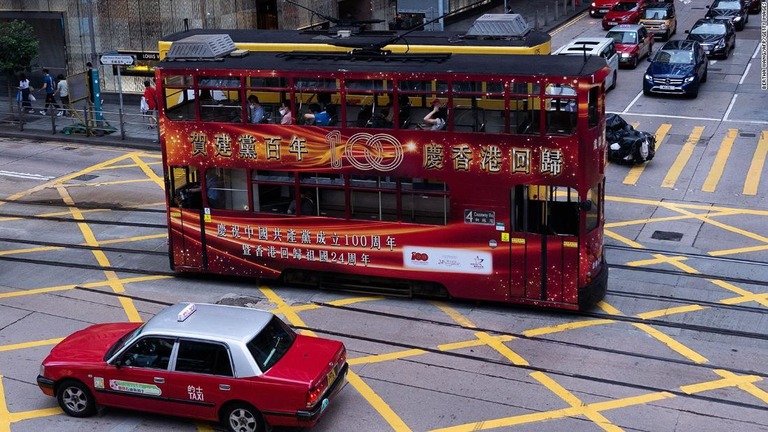 中国共産党１００周年を祝う広告は香港の公共交通機関にも施されている/Bertha Wang/AFP/Getty Images