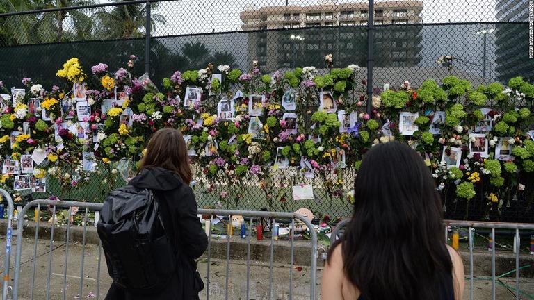 事故現場付近で犠牲者を弔う人々/Larry Marano/Shutterstock